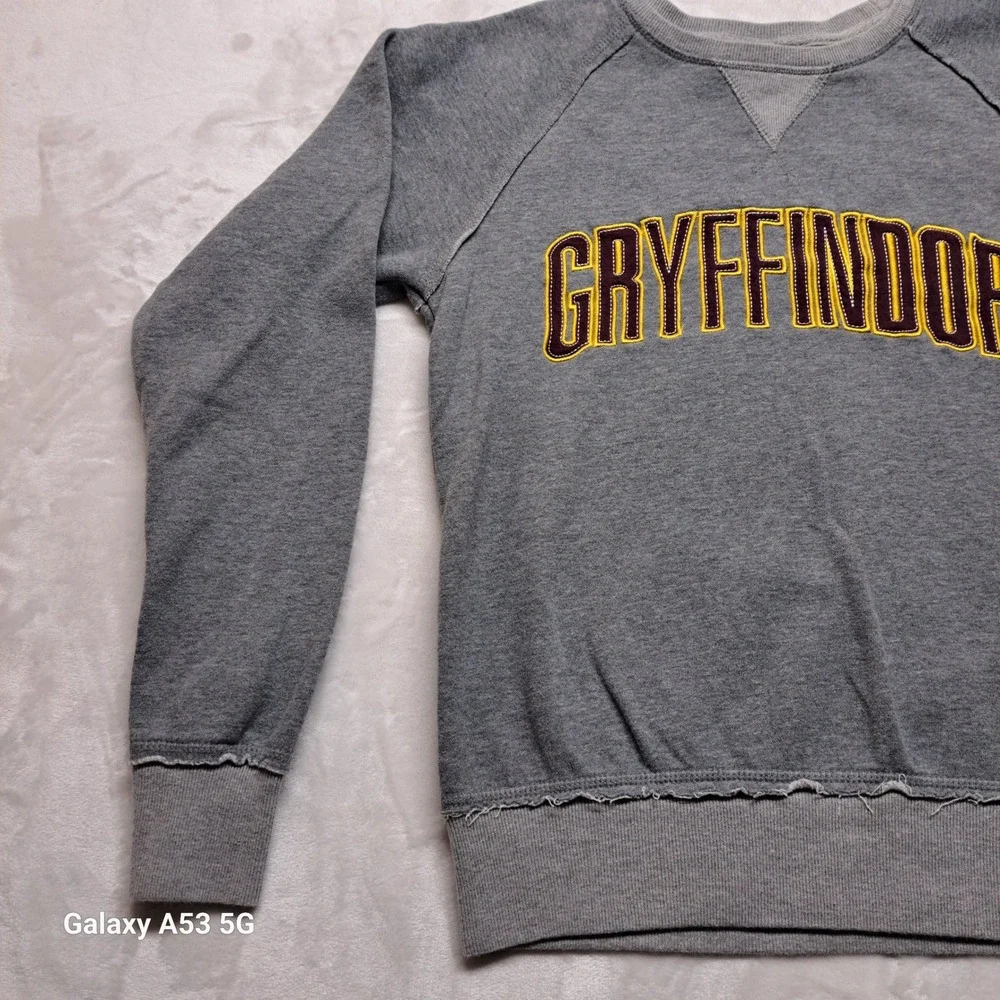 Universal Studios Harry Potter Gryffindor Sweatshirt Small Gray Raw Hem Patch